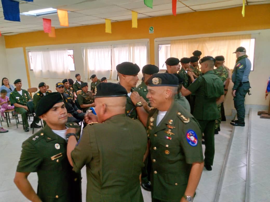 ejercito_ve's tweet photo. 🪖 #Graduación || Celebramos la graduación del Curso Nro. 53 de Fuerzas Especiales y Contraterrorismo. Estos hombres y mujeres han demostrado su compromiso, destreza y aguerrida preparación para enfrentar los desafíos más exigentes. Son los guardianes de nuestra patria, listos para proteger la independencia y la soberanía de Venezuela. #SoloUnidosVenceremos