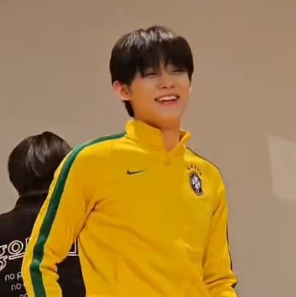 revistakoreain's tweet photo. 🚨 GENTE? #Yeonjun apareceu no fansign do #TXT de hoje vestindo um moletom da seleção brasileira. 🇧🇷 https://t.co/G5gPf39sUn