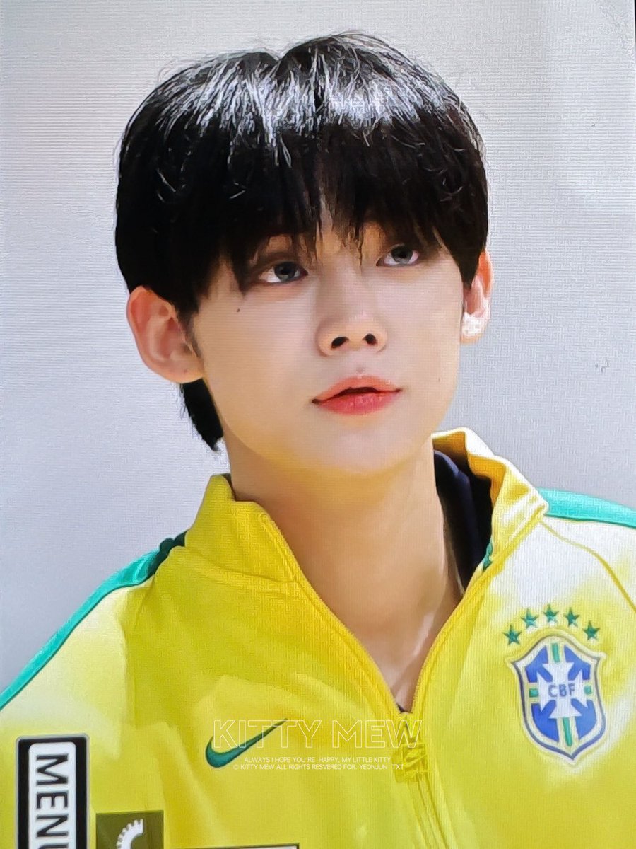 revistakoreain's tweet photo. 🚨 GENTE? #Yeonjun apareceu no fansign do #TXT de hoje vestindo um moletom da seleção brasileira. 🇧🇷 https://t.co/G5gPf39sUn