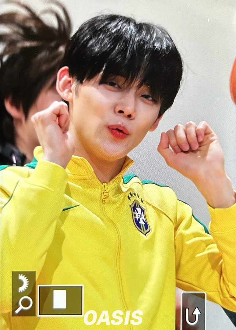 revistakoreain's tweet photo. 🚨 GENTE? #Yeonjun apareceu no fansign do #TXT de hoje vestindo um moletom da seleção brasileira. 🇧🇷 https://t.co/G5gPf39sUn