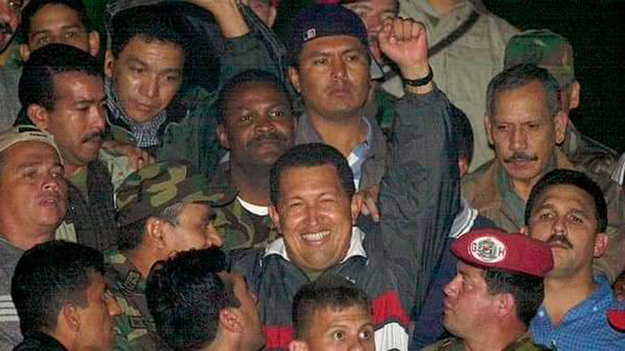 Hace 22 años la contraofensiva popular propició el regreso de #Chávez a Miraflores desde la isla de Orchila, adonde lo habían confinado los golpistas. La Revolución Bolivariana obtenía una resonante victoria contra las fuerzas del odio y sus mentores imperialistas. #Cuba