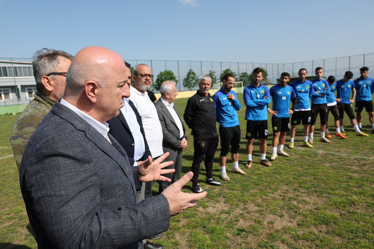 Haydi gençler, sizlere güveniyoruz. 😉👍 İlçemizi ve bölgemizi profesyonel liglerde temsil eden tek takım olan Darıca Gençlerbirliği futbol takımımızı, yarın oynayacağı Kuşadasıspor mücadelesi öncesi ilçe başkanımız Köksal Şakar ile birlikte ziyaret ederek futbolcularımıza…