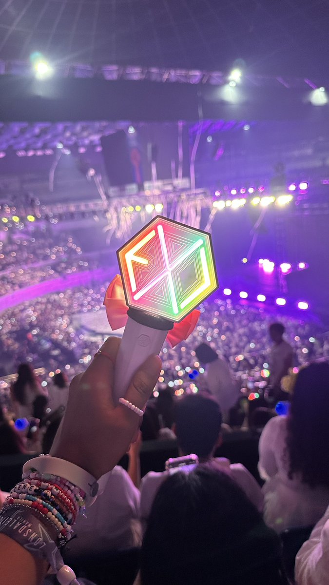 anothercloudae's tweet image. To EXO, my youth, you are always worth it. 

Thank you, @B_hundred_Hyun. 

#LONSDALEITEinMANILA #LONSDALEITEinMNL #BAEKHYUNinManila #EXO
