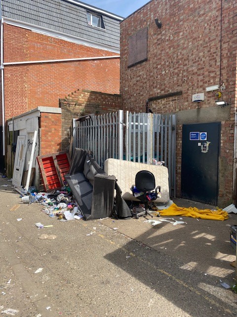 MPSNorwoodGreen's tweet photo. Team patrolling #DagmarMews due to complaints about #DrugUsers #DrugsActivities at this location. Please continue reporting these individuals to #Police & @MPSSouthallGrn #SaferSouthall #AlwaysLooking https://t.co/bo65WHVtgz