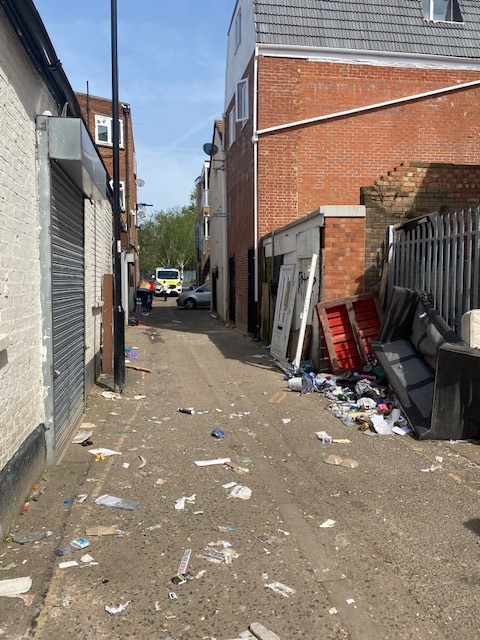 MPSNorwoodGreen's tweet photo. Team patrolling #DagmarMews due to complaints about #DrugUsers #DrugsActivities at this location. Please continue reporting these individuals to #Police & @MPSSouthallGrn #SaferSouthall #AlwaysLooking https://t.co/bo65WHVtgz