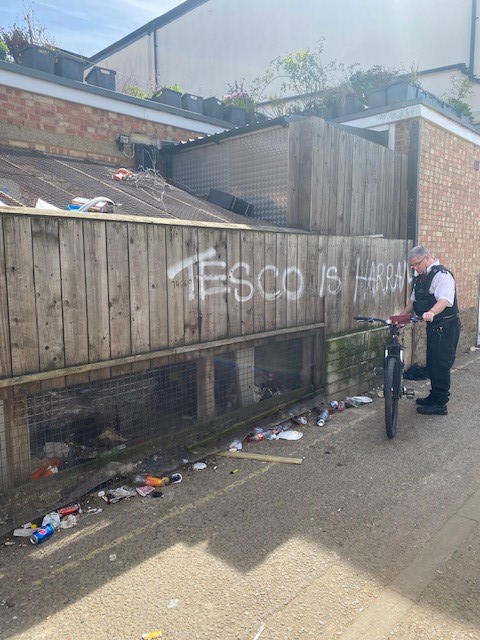 MPSNorwoodGreen's tweet photo. Team patrolling #DagmarMews due to complaints about #DrugUsers #DrugsActivities at this location. Please continue reporting these individuals to #Police & @MPSSouthallGrn #SaferSouthall #AlwaysLooking https://t.co/bo65WHVtgz