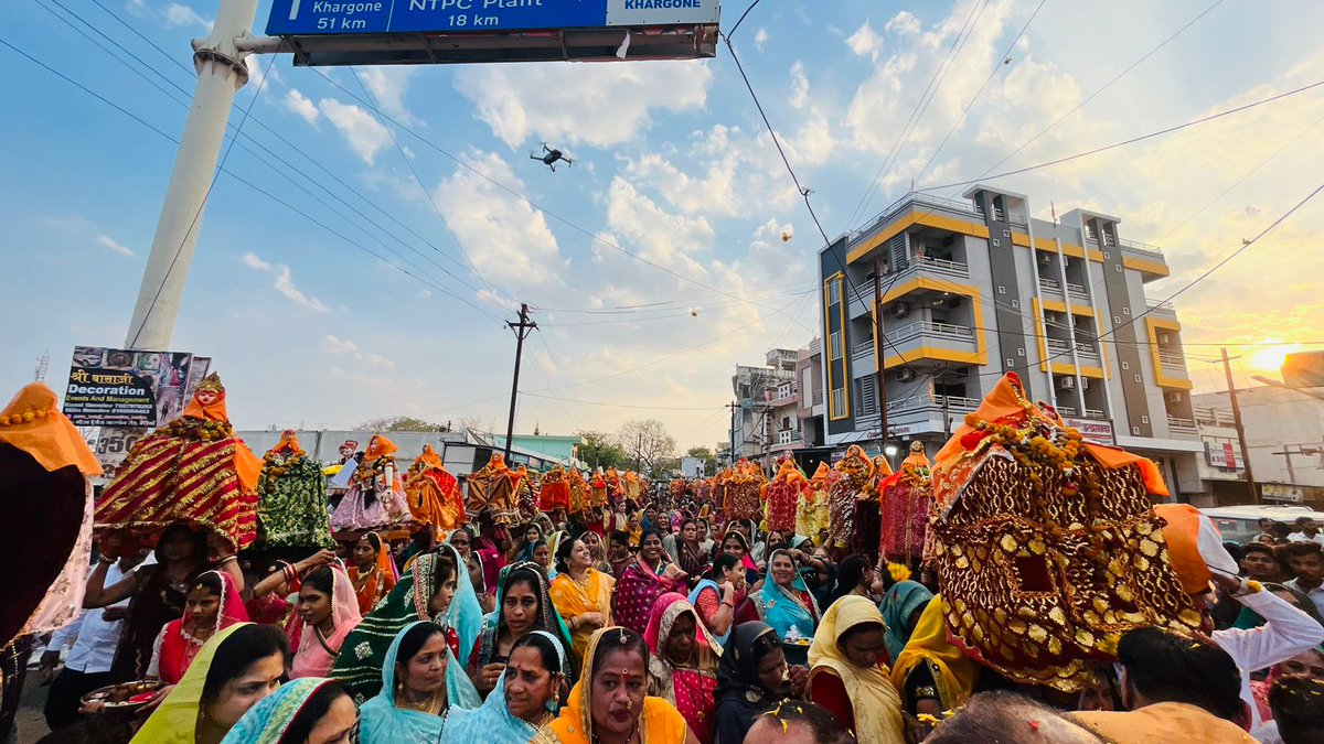 गणगौर माता की जय🚩🙏

आज गृह ग्राम बैड़िया में भाजपा प्रत्याशी श्री ज्ञानेश्वर जी पाटिल के साथ गणगौर महोत्सव कार्यक्रम में सम्मिलित होकर माता जी का पूजन अर्चन किया  एवं क्षेत्र की सुख, शांति एवं खुशयाली की कामना की।