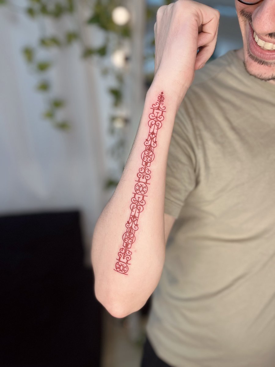 O Arthur me procurou pra tatuar o padrão do portão da casa dos avós dele! 

Lugar onde ele passou muitos momentos felizes na infância 🥰

Olha a thread pra ver a reação da avó dele!! ♥️