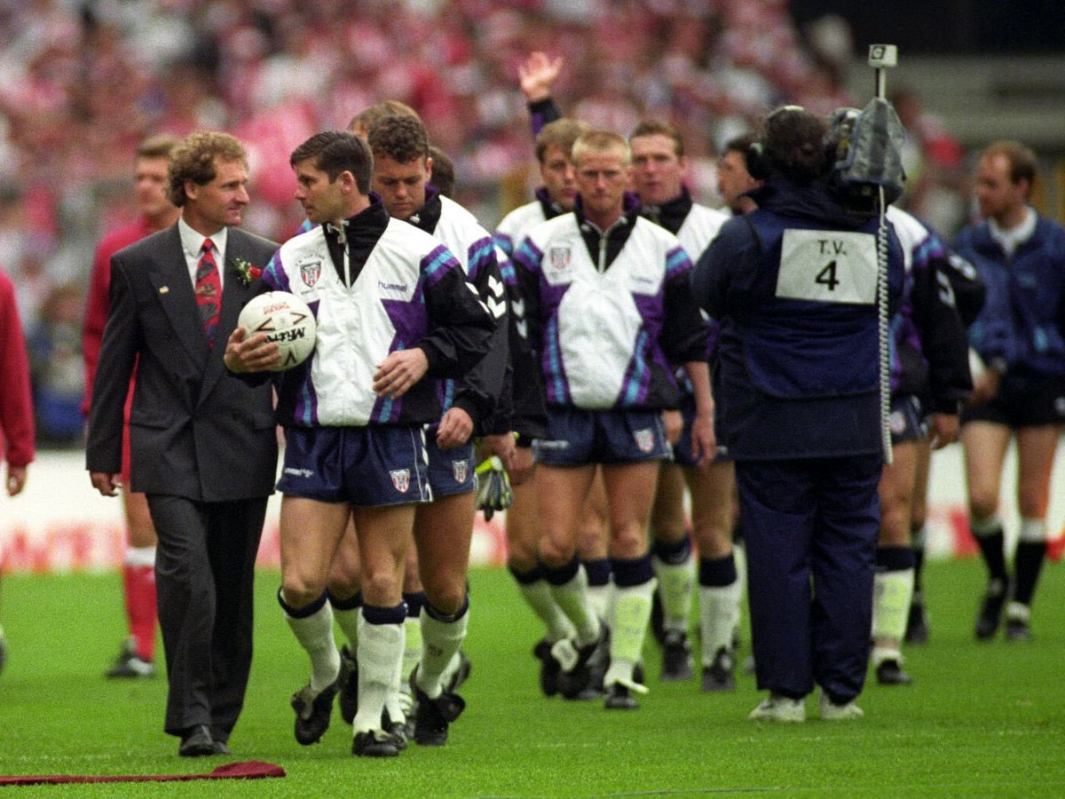 CLASSIC JACKET 😍 Dalam laga menghadapi West Brom, para penggawa Sunderland memasuki lapangan dgn me-re-release jacket classic persembahan Hummel. Jacket ini merupakan jacket tim saat menghadapi Liverpool di final FA Cup tahun 1992. ❤️