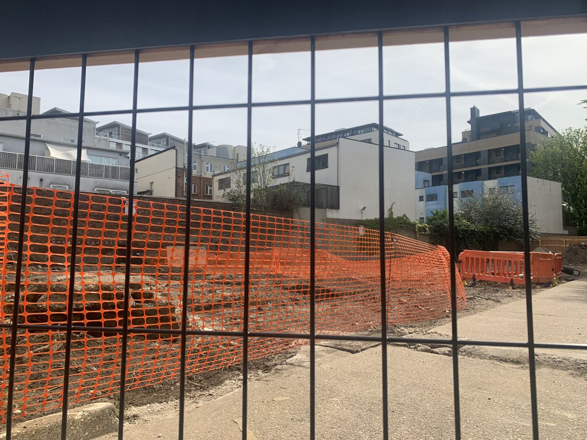 I was doing my ward round & was excited to see O’Brien House garages have been demolished to start construction of 10 new Council homes commissioned by former @TH_Labour administration. Supported with funding from @MayorofLondon