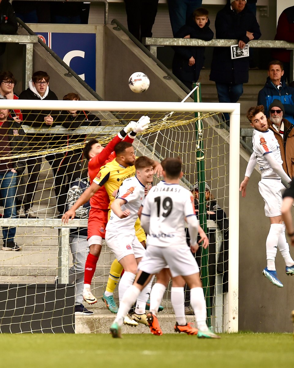 📸 Neither side has created anything of note so far, eighteen gone at Mill Farm with Southend fans bringing the noise to the Fylde Coast. #BornToBeFylde