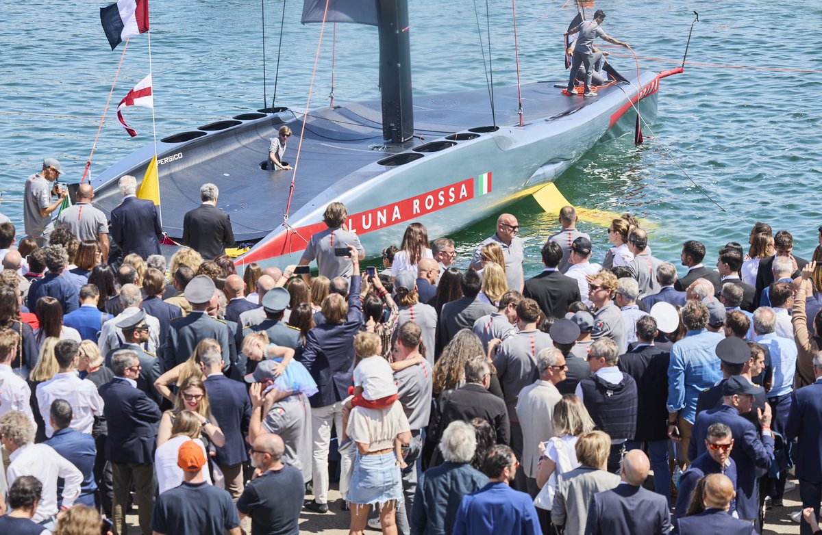 «I christen you Luna Rossa». At 13:20 today, the #LunaRossa AC75 that will participate in the 37th #AmericasCup first touched water. —— “Io ti battezzo Luna Rossa”. Alle 13:20 è sceso in acqua lo scafo Luna Rossa AC75 che parteciperà alla 37^ Coppa America #LunaRossaPradaPirelli