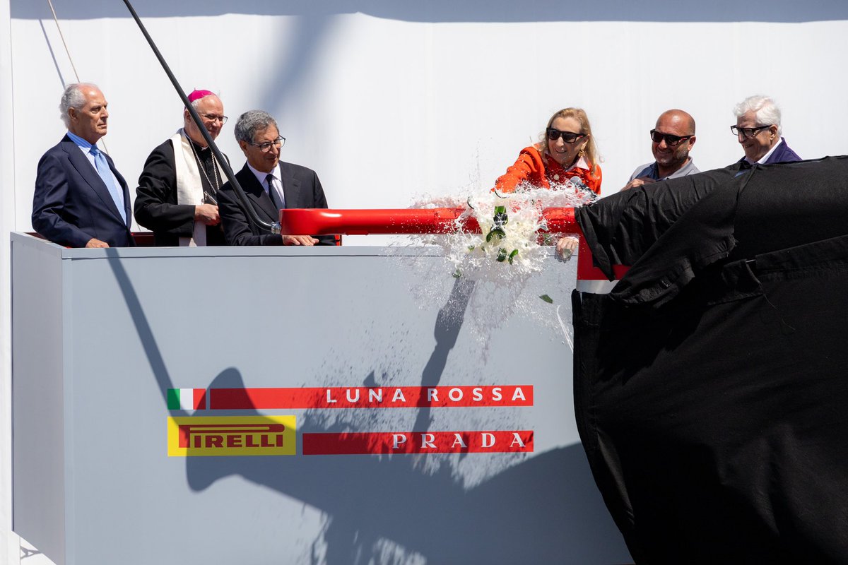 lunarossa's tweet photo. «I christen you Luna Rossa». At 13:20 today, the #LunaRossa AC75 that will participate in the 37th #AmericasCup first touched water.
——
“Io ti battezzo Luna Rossa”. Alle 13:20 è sceso in acqua lo scafo Luna Rossa AC75 che parteciperà alla 37^ Coppa America 
#LunaRossaPradaPirelli https://t.co/6lH1ZlIn9d