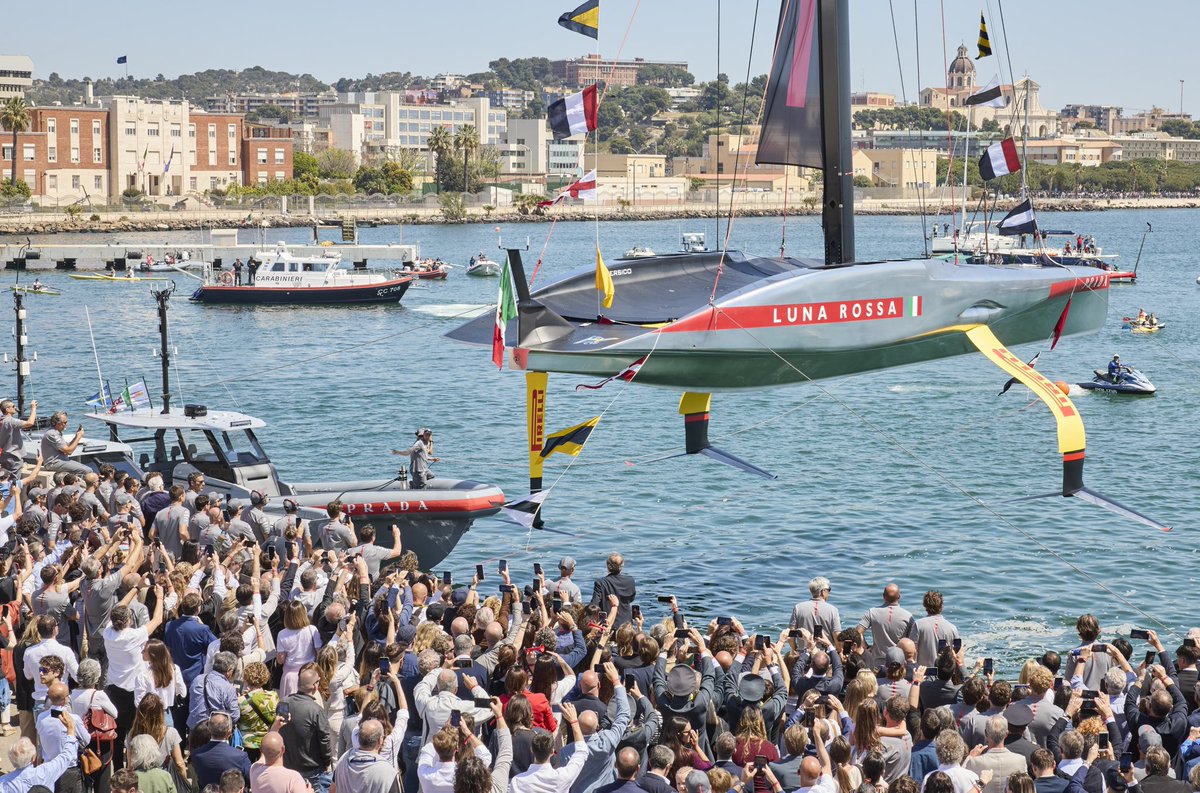 lunarossa's tweet photo. «I christen you Luna Rossa». At 13:20 today, the #LunaRossa AC75 that will participate in the 37th #AmericasCup first touched water.
——
“Io ti battezzo Luna Rossa”. Alle 13:20 è sceso in acqua lo scafo Luna Rossa AC75 che parteciperà alla 37^ Coppa America 
#LunaRossaPradaPirelli https://t.co/6lH1ZlIn9d
