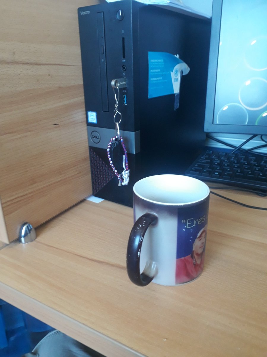 Tomando café para entrarle con todo al trabajo.