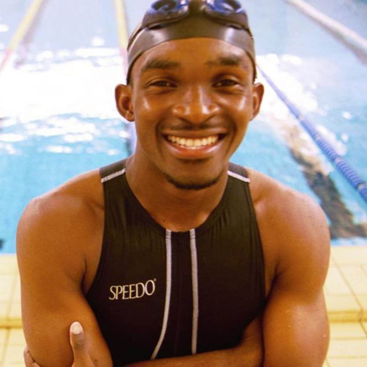 anitayetzi's tweet photo. Ya que estamos en guerra con Guinea Ecuatorial, hablemos de su atleta más famoso: Eric Moussambani, el nadador olímpico que apenas podía nadar. https://t.co/uAmjRBKoJa