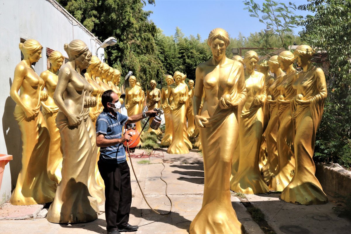 Antalya belediyesi Tünektepe iyileştirme projesini ihmal ederken şehrin her yerine 57 adet Venüs heykeli dikmekle meşguldü.