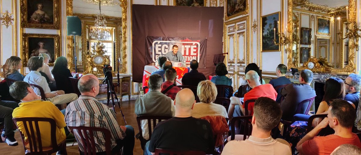 Conférence en cours de @BragueDe dans les environs de Colmar. Merci à la galerie des glaces pour la salle qui est pleine ! Pour nos délateurs, vous pouvez aller vous plaindre au 01 30 83 78 00, c'est cadeau 🫶 Militez ! @er_natio @Kontre_Kulture @faitsetdocs