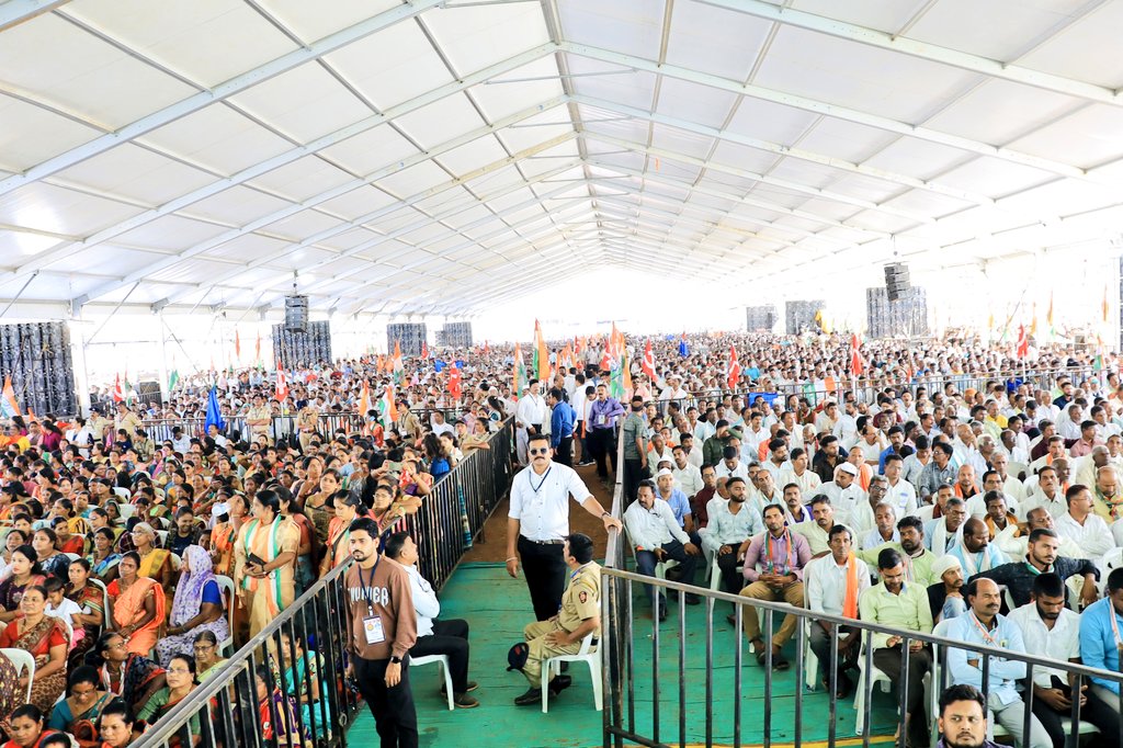 विदर्भातील काँग्रेस उमेदवारांच्या प्रचारासाठी न्याय योद्धा राहुलजी गांधी यांची भंडारा जिल्ह्यातील साकोलीत भव्य जाहीर सभा आज संपन्न झाली. या सभेला उपस्थित राहून संबोधित करून विदर्भातील जनतेशी संवाद साधला. जेंव्हा जेंव्हा समतेचा विचार अडचणीत आला, राज्यघटना, लोकशाही अडचणीत आली,…