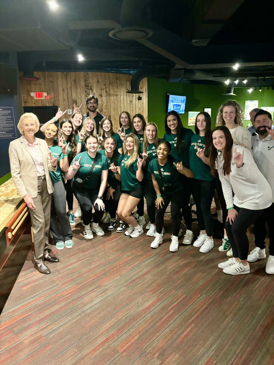 Thank you to everyone that came out to our Team Season celebration last night, including Mayor @JaneCastor ! We are grateful for all who support and Bullieve! #WeAreBULLS | #HornsUp🤘