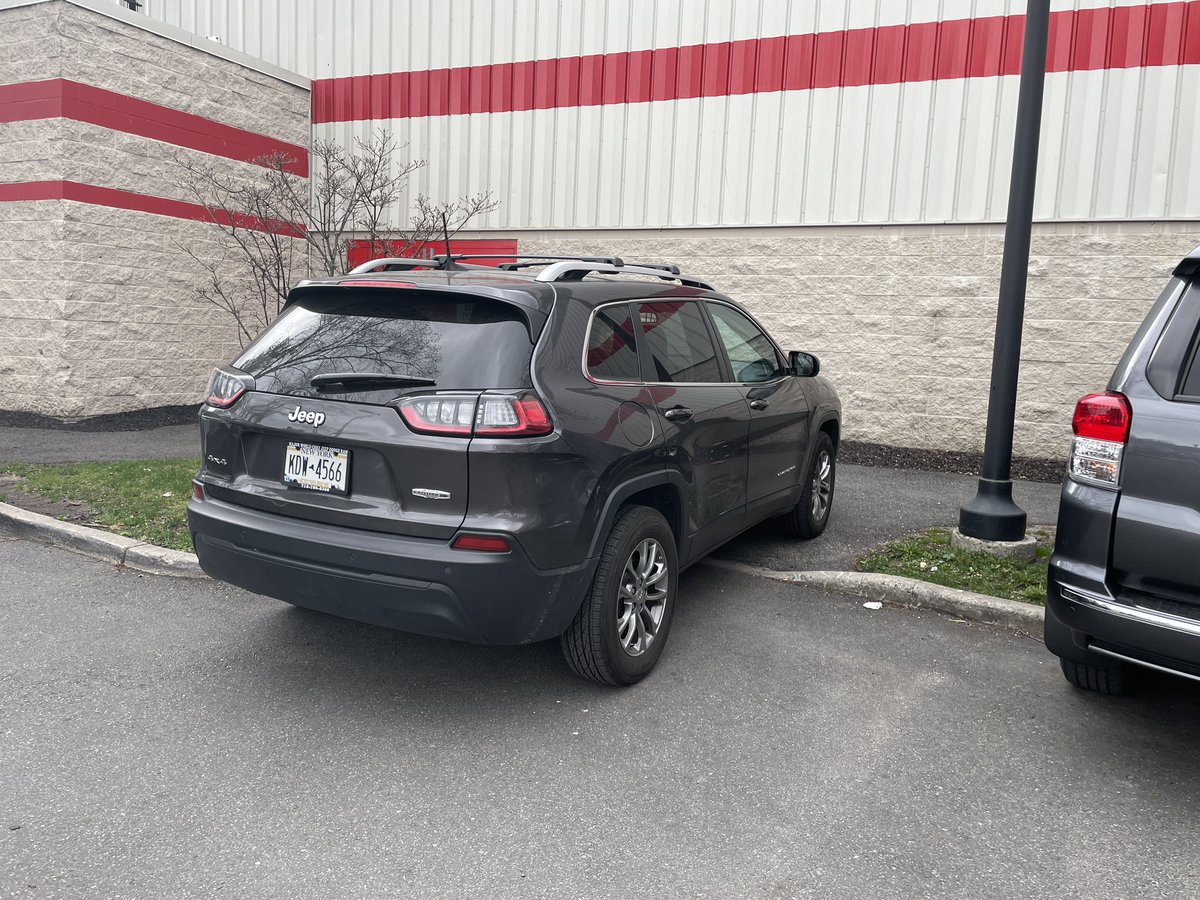 mgmros's tweet photo. A @Costco customer with no regard to the #handicapped blocking the pathway. A handicapped customer had to go a lot farther to access the pathway. #parking #parkingassholes https://t.co/dP68OJYR7J