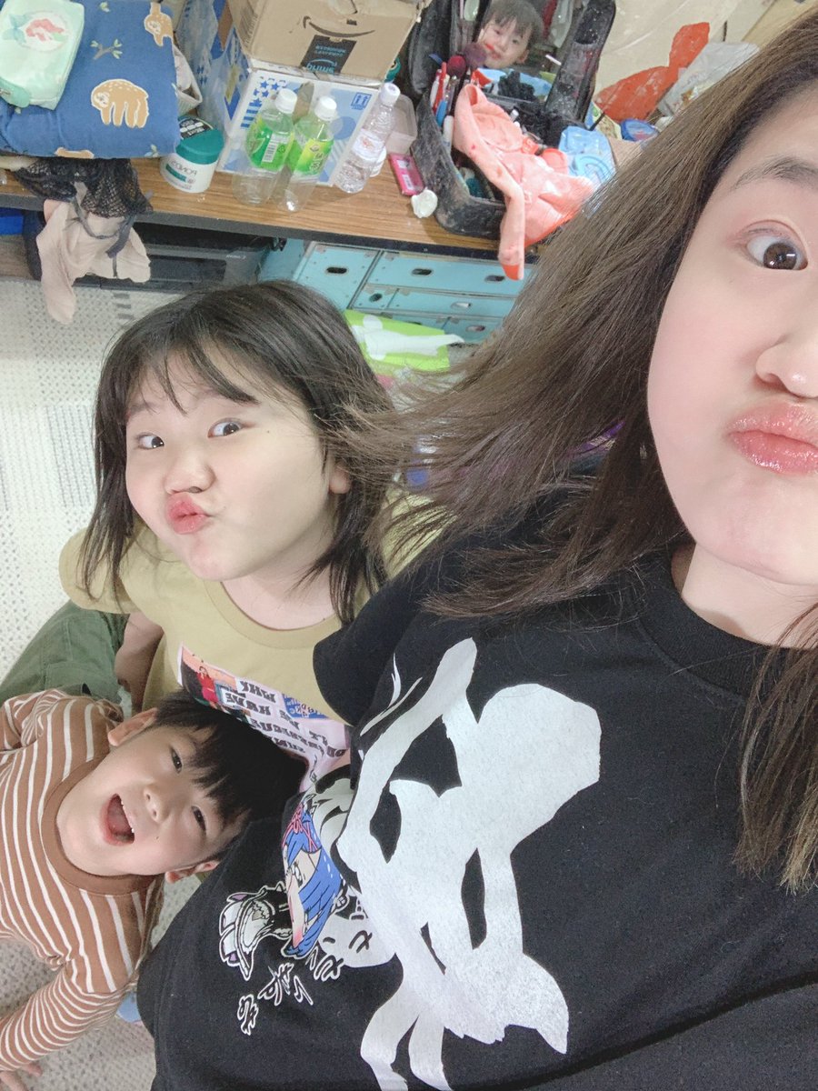 imomusi0609's tweet photo. お疲���様です。昼間、あんまり暑いものだから半袖着ちゃいまった。でも夜は寒すんぎッ！！！
季節の変わり目、寒暖差激しいので皆さん風邪などひかないようにして下さいねッ🙏🏻
此花演劇館、毎日頑張ってまぁす！！見に来て下さいねぇぇ😭😭 https://t.co/BzJc9j5jkP