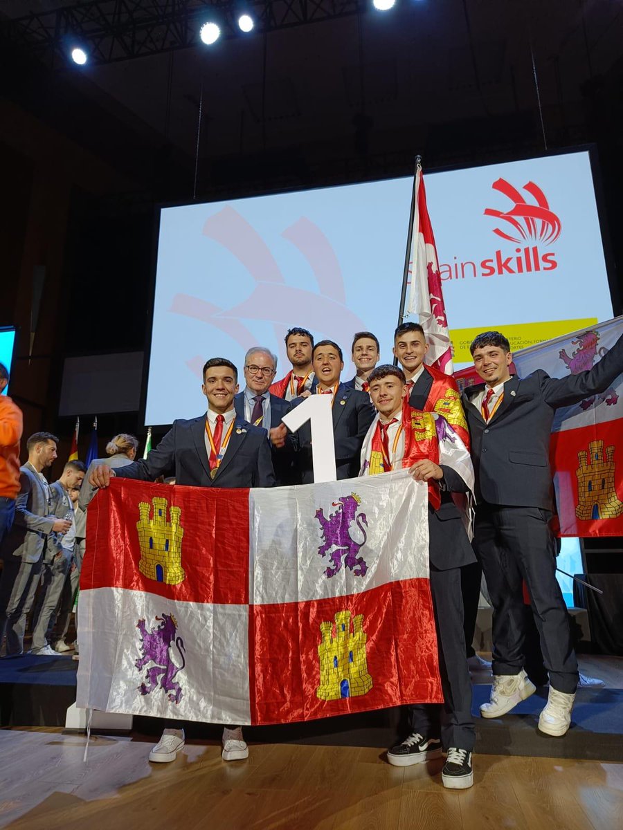 SMAF12360's tweet photo. Castilla y León ha brillado hoy en el podium de Spainskills. Cinco oros, dos platas y un bronce. Esto es la excelencia de la Formación Profesional. https://t.co/KtTzZap7yy