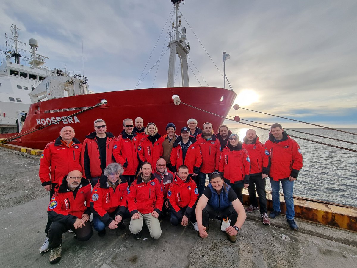 Today r/v Noosfera docked in the port of Punta Arenas. The way from the Vernadsky station to Chile was 1,140 miles (2,111 km) long and took 9 days. Noosfera passed through the stormy Drake Passage. The height of the waves reached 9-10 meters, and the wind speed was 30 m/s.