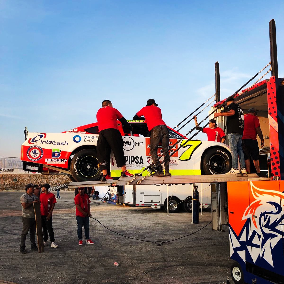 ¡Día de acción en Tuxtla! 🏁 El auto #7 de Xavi Razo, piloto de la escudería Prime Sports, ya se encuentra en el Súper Óvalo Chiapas, listo para darlo todo en las prácticas de hoy. 🏎️💨 ¿Cuál es tu predicción para Xavi Razo en este día de prácticas? ¡Deja tu comentario! 😎🔥💪