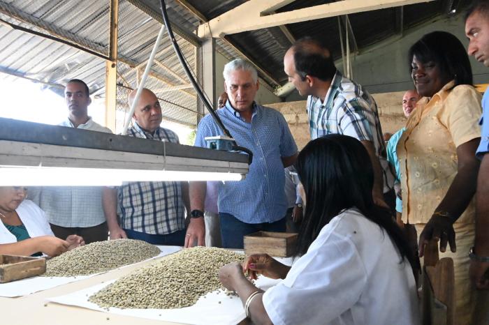RamnMonte1's tweet photo. Continúan recorridos del 1er Secretario del Comité Central y Presidente de la República @DiazCanelB junto a @DrRobertoMOjeda, por varios municipios del país para analizar desde la base los principales problemas y las experiencias que se aplican en los territorios. #GenteQueSuma https://t.co/dLS5TaI6q6