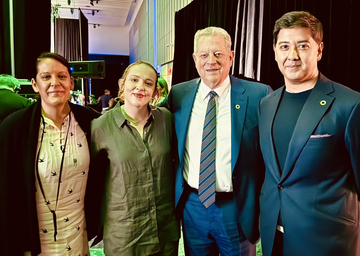 Such a privilege to join VP @algore at his @ClimateReality Leadership Corps event, speaking to hundreds of incredible passionate activists about climate disinformation today in New York. Wonderful to be on stage with @amywestervelt and @emorwee.