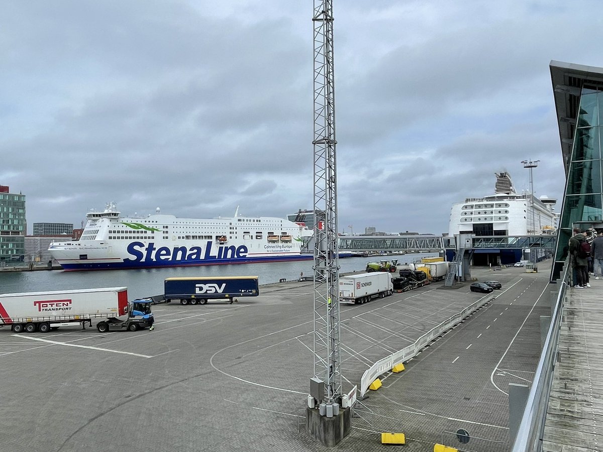 I’m booking some ferry tickets 😲

Meanwhile, flashback to Kiel 🇩🇪 2 weeks ago, where I was boarding the ferry on the right, @colorline_no’s “Color Magic” to Oslo 🇳🇴. 

On the left is @StenaLine’s “Stena Scandinavica”, Europe’s 3rd-longest vessel, operating to Gothenburg 🇸🇪.