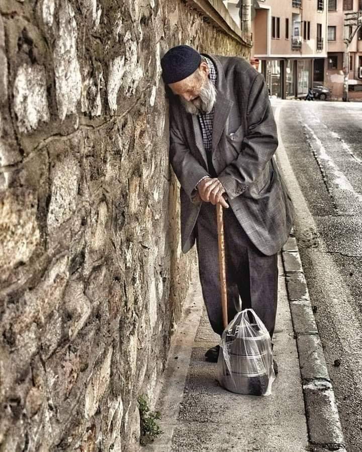 Kül tablasında unuttuğun sigaran gibi yaktın hayatımı, bir hiç uğruna, fark bile etmeden.