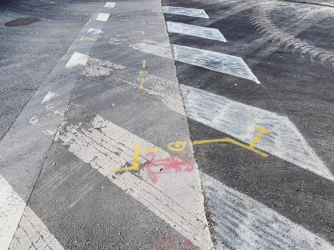 道路の白いところ描き足されシリーズ 