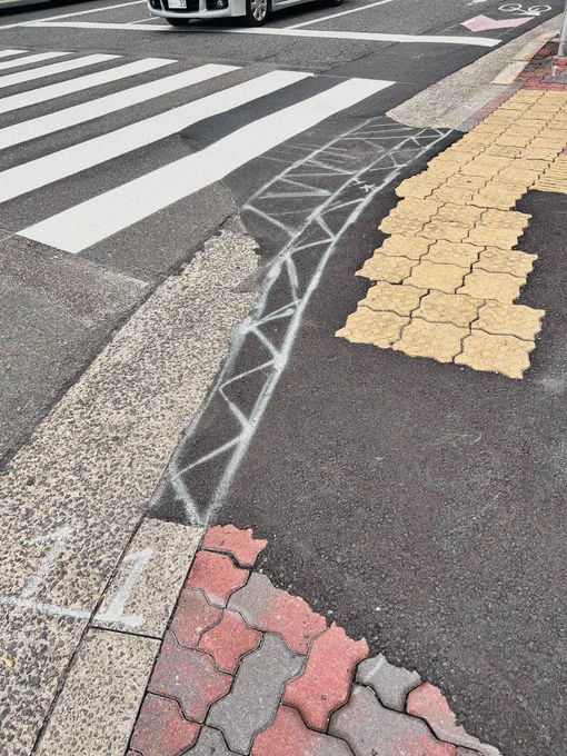 道路の白いところ描き足されシリーズ 