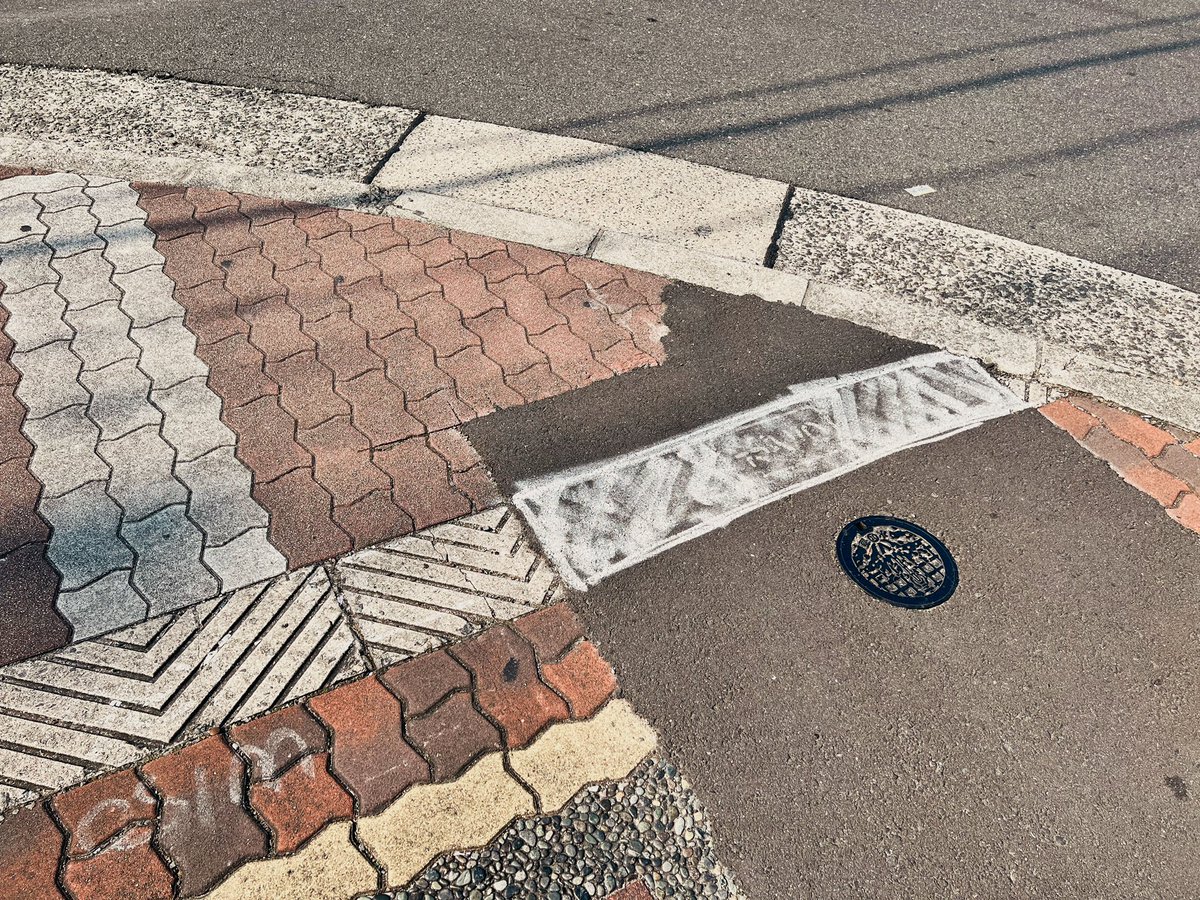 「道路の白いところ描き足されシリーズ 」|zinbei/コミティアM12bのイラスト