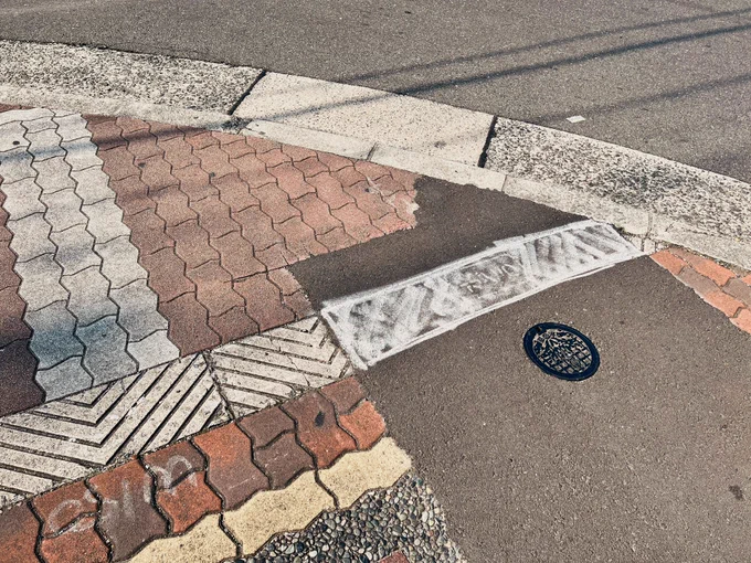 道路の白いところ描き足されシリーズ 