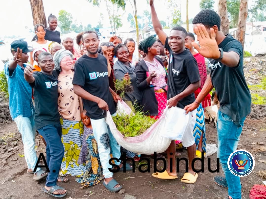 DPJINCCN_NK's tweet photo. Après les différentes formations fournies par la @DPJINCCN_NK avec l'appui financier de l' @UNICEFDRC, Ce samedi 13 avril 2024, la communauté #U_report SHABINDU a organisé une #U_ACTION d'arracher les mauvaises herbes qui croisent sur leur site d'accueil le camp #SHABINDU https://t.co/9QliyVmzU6