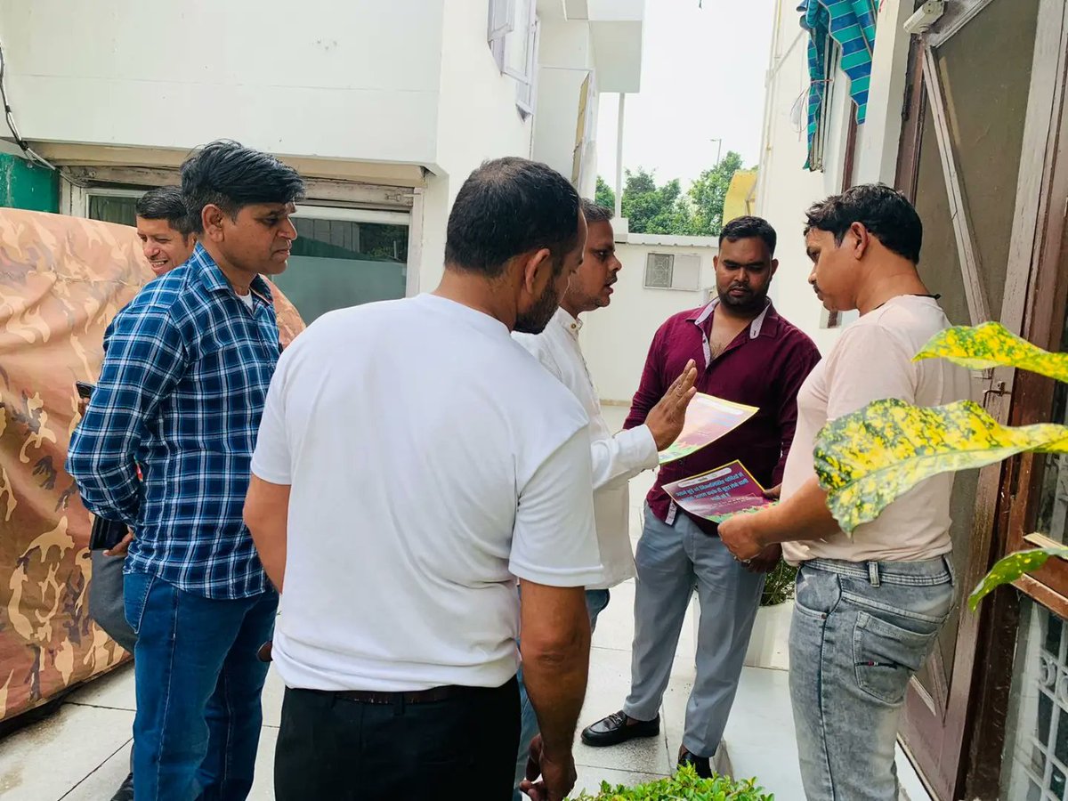 noida_authority's tweet image. प्रतिदिन होने वाली कूड़े-कचरे की निस्तारण सम्बंधित समस्या के समाधान हेतु आज #नौएडा_प्राधिकरण के जन #स्वास्थ्य विभाग के अधिकारियों द्वारा स्पेशल #AwarenessDrive के अंतर्गत सैक्टर 14A में  #DoortoDoorCampaign चला कर क्षेत्रवासियों को कचरे के सही #Segregation हेतु जागरूक किया गया।