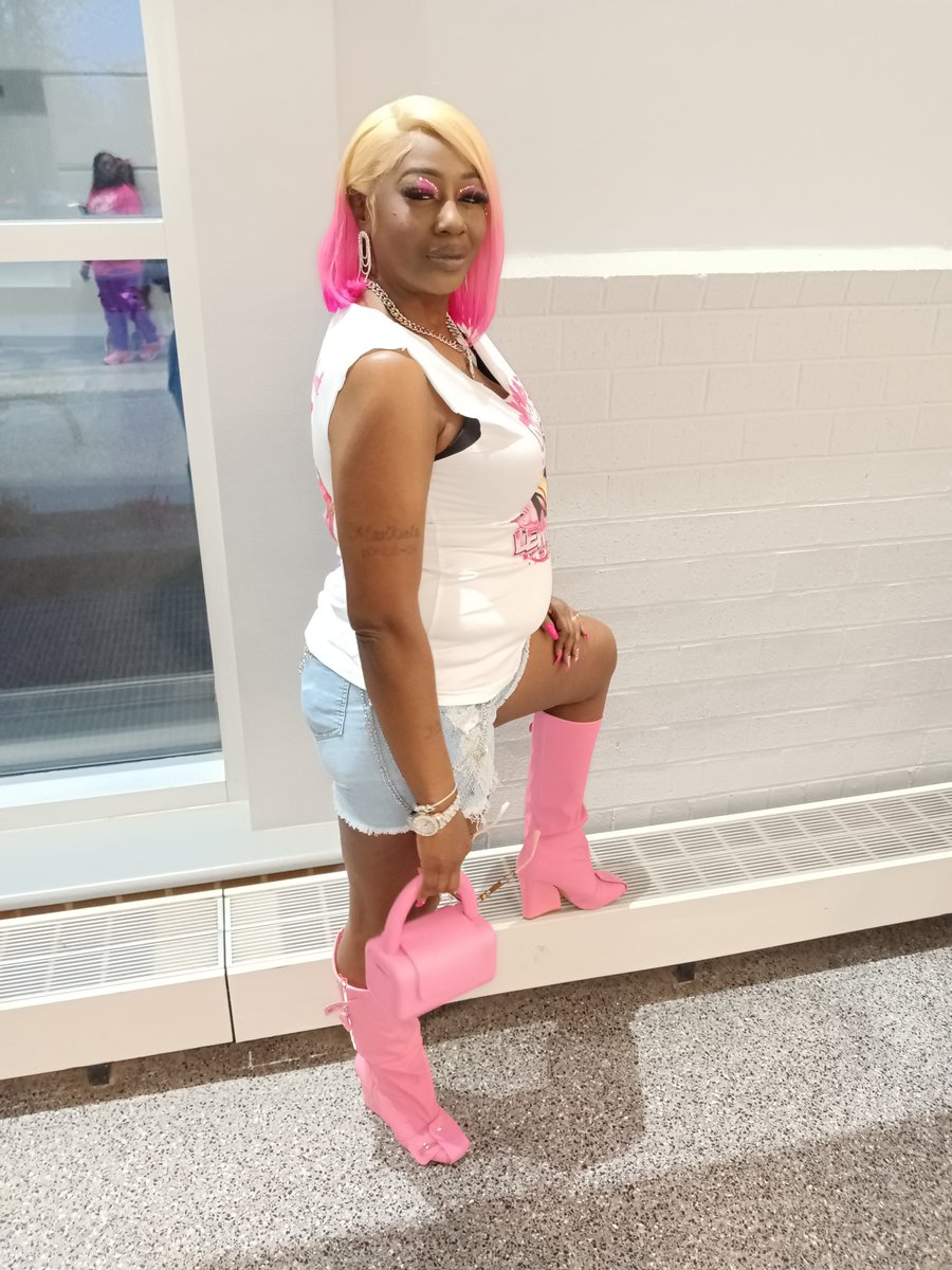 Bengals4EvaEva's tweet photo. The time I had in #GagCityColumbus was a time that needed to be had🥰
@NICKIMINAJ thank u soooo much for an amazing show babes💕💕💕
48 yrs old but I felt 25 all over again😂
#DjBoof had a bish TURNT 💃💃💃
#RealLifeRealLove
#NickiMinaj https://t.co/r9pT4AV9tT