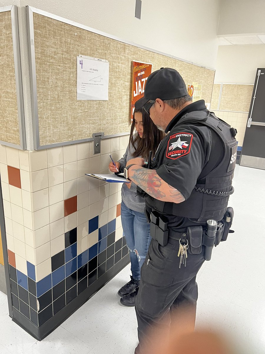 All hands on deck! 👋🏻 Officer Rodriguez listening to our amazing Rebel as she explains how to solve for the hypotenuse. 📐Absolutely love these moments!! 😊 Officer Rodriguez is definitely for #FORtheValley! 🧡💙@FORtheValley_DM @DannyBustos14 @CarmenChavira16 @AndreaMorse26