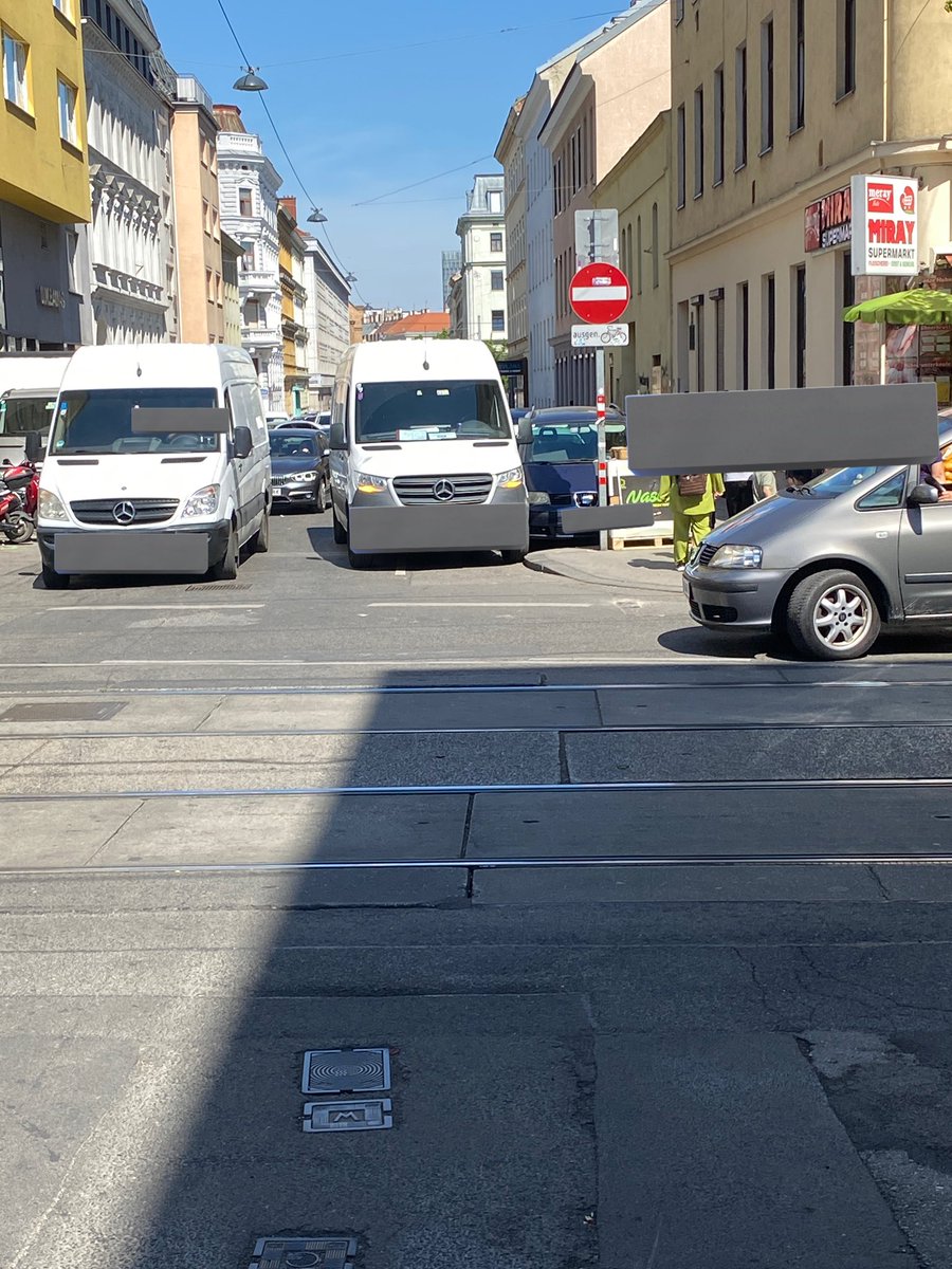 Wenn deine Radinfrastruktur aus aufgemalten 50cm Einbahnstraße Radstreifen besteht. Eh immer zugeparkt in Wien, aber meist gar nicht oft.

Every day, selbst am Samstag. Aber leider besser als die 6 spurigen Hauptstraßen, wo in Wien leider kein Platz fürs Rad ist.
#wienradliebe