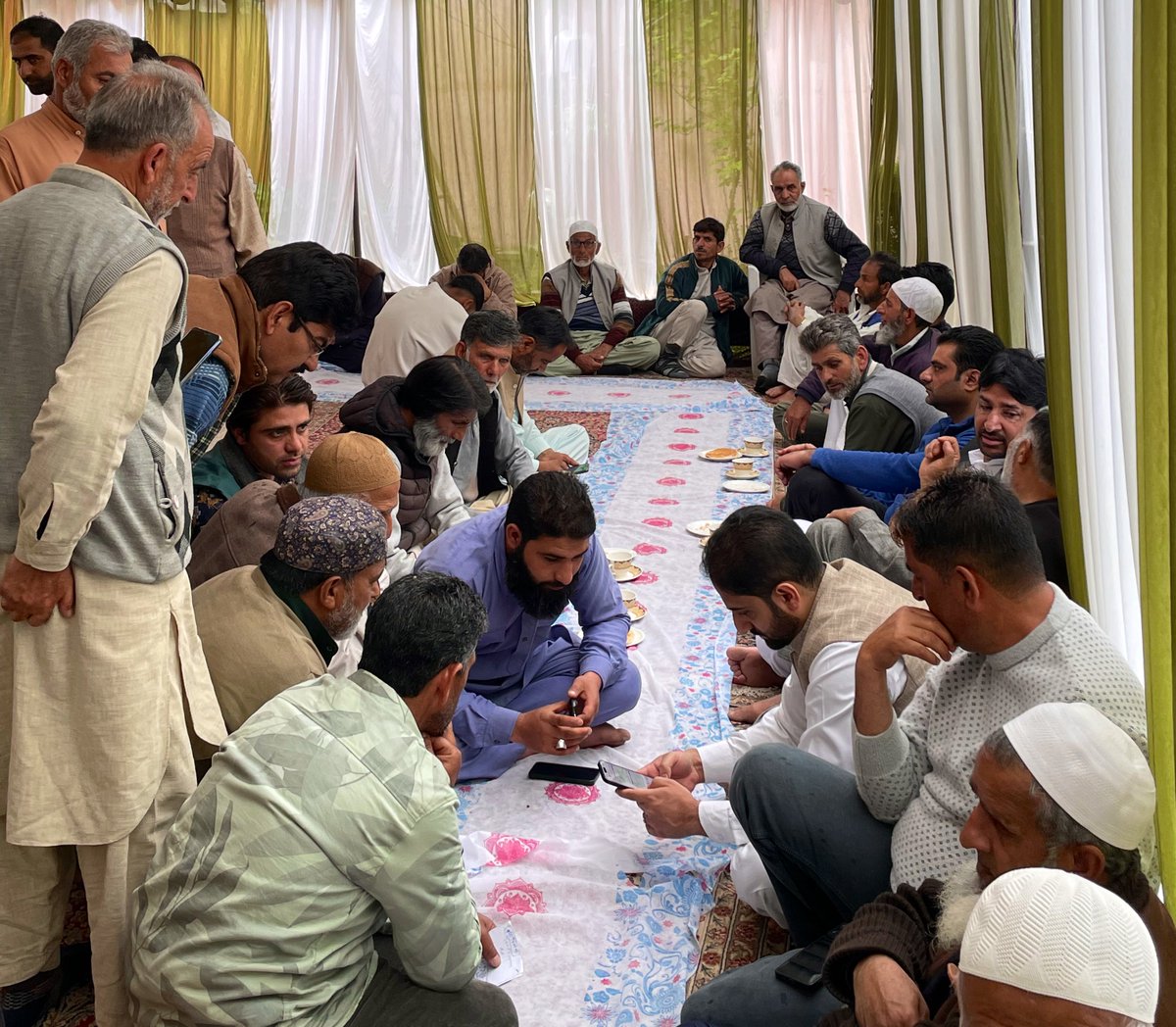 Received hundreds of senior associates from Hazratbal, Zadibal and Eidgah to exchange Eid-ul-Fitr greetings at my residence today.

May Allah (SWT) bless them.