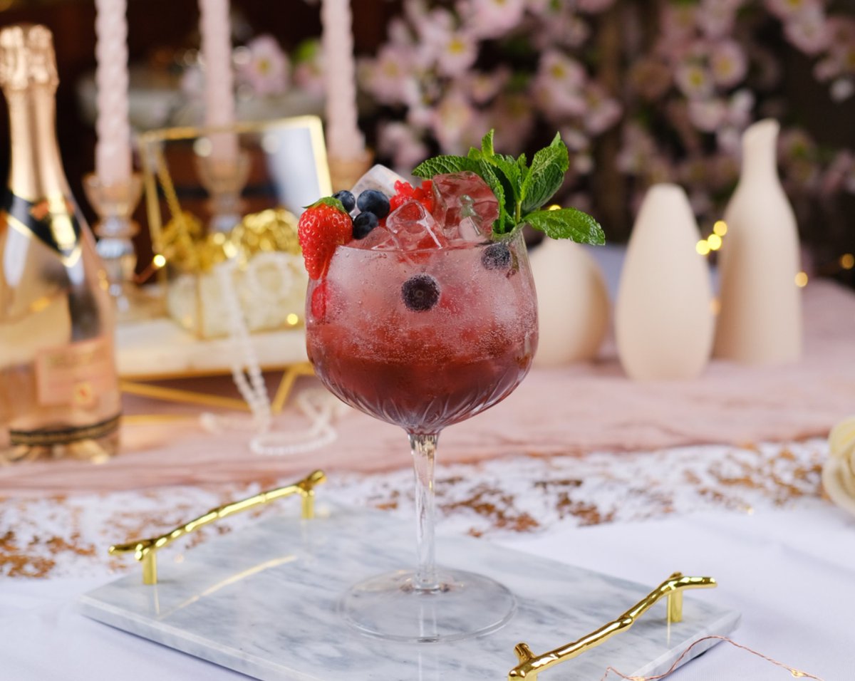 Elevate your happy hour experience with our newest creation - Berry Gin! 🫐🍓 #happyhour #cocktail #cocktailoftheday #loveconcerto #caffeconcerto