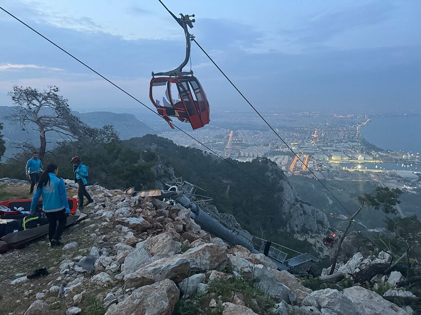 🚠Teleferik hattını işleten firma ile bakım ve onarımını yapan firmanın sorumlu ve çalışanlarından 13 kişi hakkında gözaltı kararı verildi. 🚠 Bilirkişi ön raporuna göre; Taşıyıcı direğin bağlantı noktasından kırıldığı, bir kabinin de ona çarparak parçalandığı düşünülüyor. İlgili…