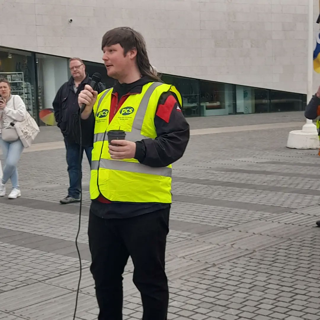 TraceyH4WHM's tweet photo. @PCSLiverpoolMus @RedRosa91940184 @MrTayoAluko @MerseyPensioner @forthemany_net @EquityUK 3/Thread from @PCSLiverpoolMus Rally on penultimate day of 8 week strike today, Saturday 13/04/2024. They will though be out again in May if NML still won't pay.
Cass from The amazing #PCSnml branch. #PCSliverpoolMuseumStrike #PayUpNow #PayFair #CostOfLivingPaymentNow https://t.co/CrAO1JCLgN