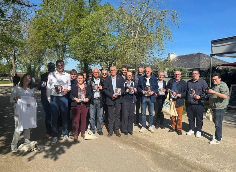 Moment de mobilisation avec les élus de la majorité présidentielle en Aveyron 🇪🇺

Ensemble pour défendre notre bilan au sein de l’Union européenne, car nous avons @besoindeurope !

Merci à tous les membres et sympathisants de la majorité présents ce matin sur le marché. ☀️