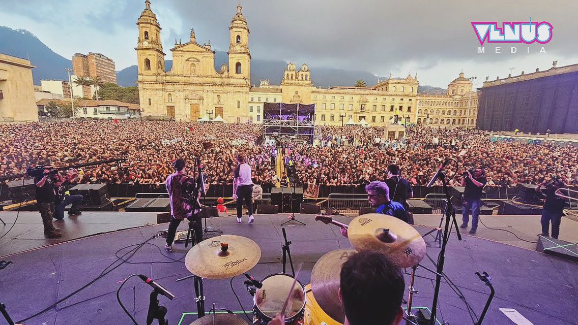 🤩 Tremendo recibimiento a @kchiporros en Bogotá. 👉🏻 La reconocida banda paraguaya tuvo un marco impresionante de público en su concierto en tierras colombianas. 📸 @kchiporros