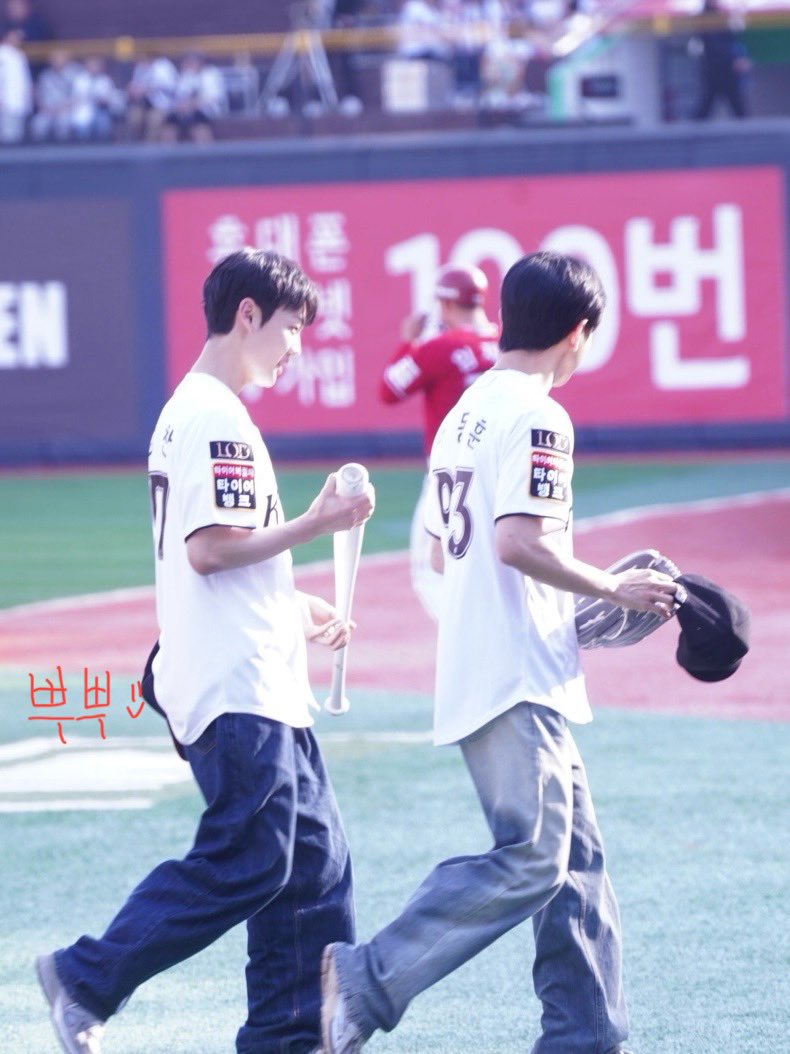jjangjunhee0602's tweet photo. 나 이거 넘 웃겨 어쩜 보폭도 똑같디 https://t.co/u5Q7ej6kP3
