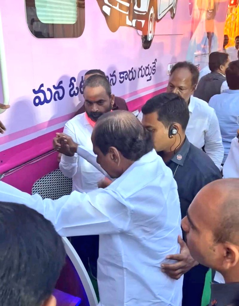 RajuShambipur's tweet photo. తెలంగాణ రాష్ట్ర తొలి ముఖ్యమంత్రి, బీఆర్ఎస్ పార్టీ అధినేత శ్రీ కేసీఆర్ సార్ గారితో కలిసి ఈరోజు చేవెళ్ల పార్లమెంట్ బహిరంగ సభలో పాల్గొనడం జరిగింది. https://t.co/fz00D73f1X